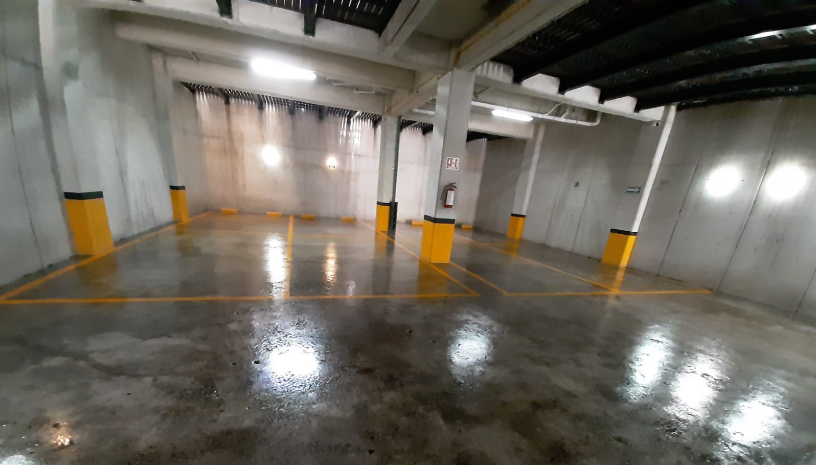 Estacionamiento Eje Central 717 Sello de piso de concreto